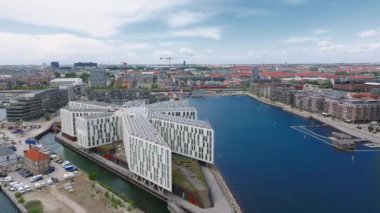 Indre Osterbro, Nordhavnen bölgelerinin hava manzarası. Kopenhag, Danimarka 'nın yeni modern bölgesi. Güzel modern binalar, Portland Kuleleri ve BM.