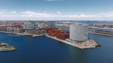 Indre Osterbro, Nordhavnen bölgelerinin hava manzarası. Kopenhag, Danimarka 'nın yeni modern bölgesi. Güzel modern binalar, Portland Kuleleri ve BM.