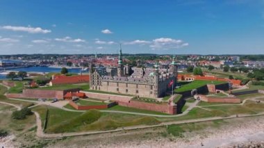 Baltık Denizi 'nin girişini koruyan ravelin ve Helsingor Danimarka' daki Öresund ile Kronborg kalesinin hava görüntüsü.