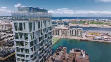 Indre Osterbro, Nordhavnen bölgelerinin hava manzarası. Kopenhag, Danimarka 'nın yeni modern bölgesi. Güzel modern binalar, Portland Kuleleri ve BM.