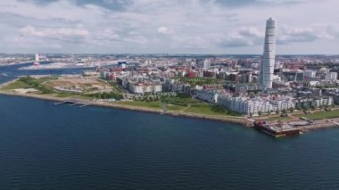 İsveç 'teki Malmö şehrinin güzel panoramik manzarası. İsveç, Malmö 'de Gövde Gökdelenine Dönüş.