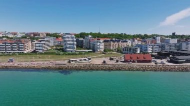 Helsinborg şehir merkezi ve İsveç 'teki Helsingborg limanı manzarası. Helsingborg limanındaki sahil ve şehir limanında eski bir kasaba. Güzel hava manzarası.