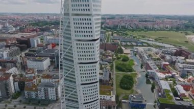 İsveç 'teki Malmö şehrinin güzel panoramik manzarası. İsveç, Malmö 'de Gövde Gökdelenine Dönüş.