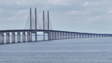 İsveç 'teki Malmö şehri ile Danimarka' daki Kopenhag arasındaki Baltık Denizi üzerindeki Öresund köprüsünün panoramik görüntüsü.