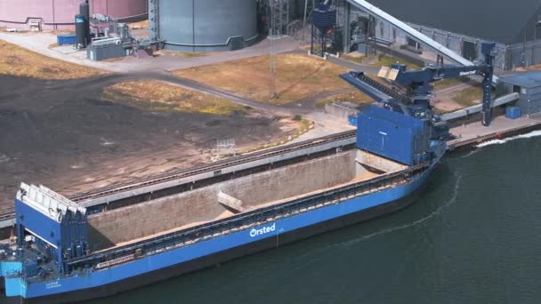Coal Factory Copenhagen Denmark Ships Bringing Coal Electrical Power Plant — Stockvideo