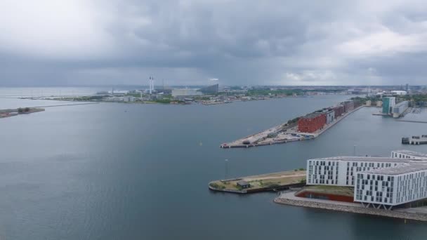 ノルトハーネン地区のインドレ オスターブロの空中パノラマ デンマークのコペンハーゲンの新しい近代的な地区 美しい近代的な建物 ポートランドタワー — ストック動画