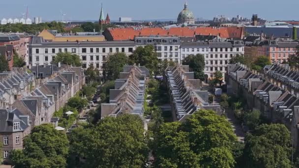 丹麦哥本哈根Oesterbro的Kartoffelraekkerne社区屋顶的空中景观 这个街区建于19世纪末 供工人阶级家庭居住 — 图库视频影像