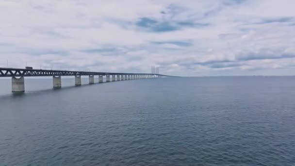 在瑞典马尔默市和丹麦哥本哈根之间的波罗的海上的Oresund桥全景鸟瞰 — 图库视频影像