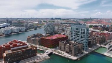 Indre Osterbro, Nordhavnen bölgelerinin hava manzarası. Kopenhag, Danimarka 'nın yeni modern bölgesi. Güzel modern binalar, Portland Kuleleri ve BM.