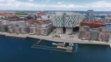 Indre Osterbro, Nordhavnen bölgelerinin hava manzarası. Kopenhag, Danimarka 'nın yeni modern bölgesi. Güzel modern binalar, Portland Kuleleri ve BM.