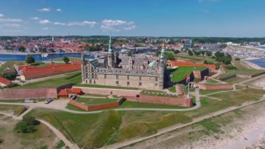 Baltık Denizi 'nin girişini koruyan ravelin ve Helsingor Danimarka' daki Öresund ile Kronborg kalesinin hava görüntüsü.