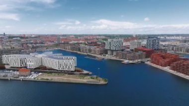 Indre Osterbro, Nordhavnen bölgelerinin hava manzarası. Kopenhag, Danimarka 'nın yeni modern bölgesi. Güzel modern binalar, Portland Kuleleri ve BM.