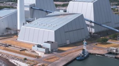 Güç istasyonunun hava görüntüsü. Dünyanın en güzel ve çevre dostu enerji santrallerinden biri. Kopenhag, Danimarka 'da ESG yeşil enerji.