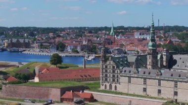 Baltık Denizi 'nin girişini koruyan ravelin ve Helsingor Danimarka' daki Öresund ile Kronborg kalesinin hava görüntüsü.