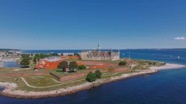 Baltık Denizi 'nin girişini koruyan ravelin ve Helsingor Danimarka' daki Öresund ile Kronborg kalesinin hava görüntüsü.