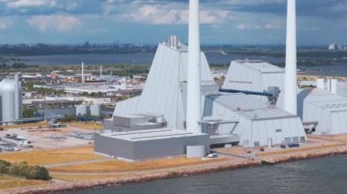 Güç istasyonunun hava görüntüsü. Dünyanın en güzel ve çevre dostu enerji santrallerinden biri. Kopenhag, Danimarka 'da ESG yeşil enerji.