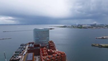 Indre Osterbro, Nordhavnen bölgelerinin hava manzarası. Kopenhag, Danimarka 'nın yeni modern bölgesi. Güzel modern binalar, Portland Kuleleri ve BM.
