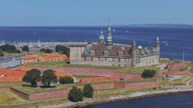 Baltık Denizi 'nin girişini koruyan ravelin ve Helsingor Danimarka' daki Öresund ile Kronborg kalesinin hava görüntüsü.