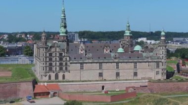 Baltık Denizi 'nin girişini koruyan ravelin ve Helsingor Danimarka' daki Öresund ile Kronborg kalesinin hava görüntüsü.