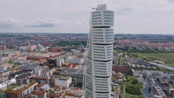 スウェーデンのマルメ市の美しい空中パノラマビュー スウェーデンのマルモにあるTorso超高層ビルを回す — ストック動画