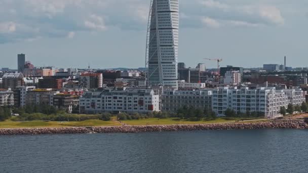 スウェーデンのマルメ市の美しい空中パノラマビュー スウェーデンのマルモにあるTorso超高層ビルを回す — ストック動画