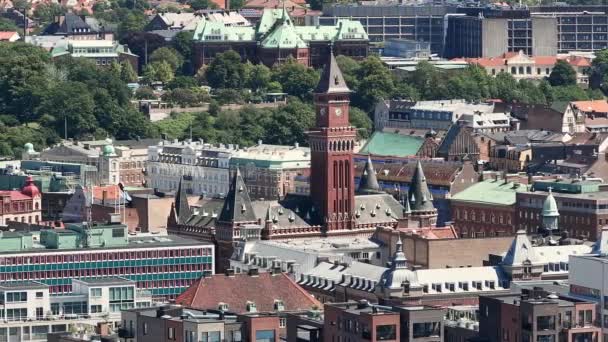 俯瞰瑞典的匹兹堡市中心和赫辛堡港 位于赫辛堡港口海滨和城市港口附近的老城 美丽的空中景观 — 图库视频影像