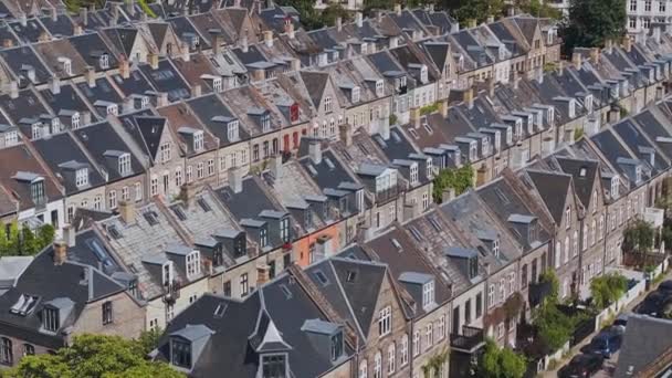 덴마크 코펜하겐 오스터 펠라에 지역의 지붕을 공중에서 내려다본 것이다 1800 — 비디오