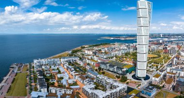 İsveç 'teki Malmö şehrinin güzel panoramik manzarası. İsveç, Malmö 'de Gövde Gökdelenine Dönüş.