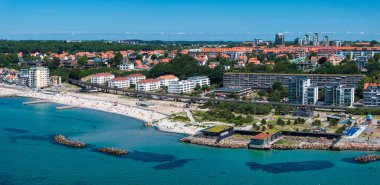 Helsinborg şehir merkezi ve İsveç 'teki Helsingborg limanı manzarası. Helsingborg limanındaki sahil ve şehir limanında eski bir kasaba. Güzel hava manzarası.