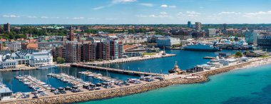 Helsinborg şehir merkezi ve İsveç 'teki Helsingborg limanı manzarası. Helsingborg limanındaki sahil ve şehir limanında eski bir kasaba. Güzel hava manzarası.