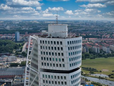 İsveç 'teki Malmö şehrinin güzel panoramik manzarası. İsveç, Malmö 'de Gövde Gökdelenine Dönüş.
