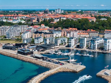 Helsinborg şehir merkezi ve İsveç 'teki Helsingborg limanı manzarası. Helsingborg limanındaki sahil ve şehir limanında eski bir kasaba. Güzel hava manzarası.