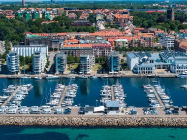 Helsinborg şehir merkezi ve İsveç 'teki Helsingborg limanı manzarası. Helsingborg limanındaki sahil ve şehir limanında eski bir kasaba. Güzel hava manzarası.