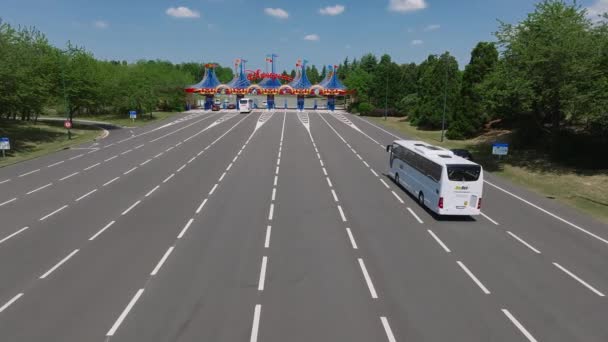 Білий Модерн Комфортабельний Туристичний Автобус Їздить Шосе Діснейленд Концепція Подорожей — стокове відео