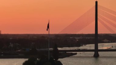 Gün batımında Letonya Ulusal Kütüphanesi 'nin hava görüntüsü. Güzel sinematik Riga videosu.