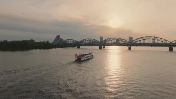 Malá Výletní Loď Nebo Rychlostní Člun Plující Řece Daugavě Rize — Stock video