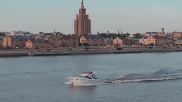 日落时在拉脱维亚里加沿多加瓦河航行的小型游轮或快艇 — 图库视频影像