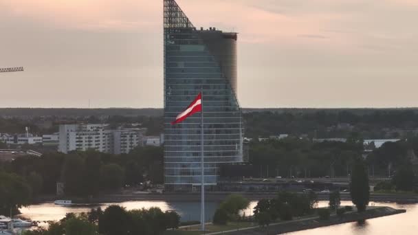 Luchtfoto Van Letse Nationale Bibliotheek Bij Zonsondergang Prachtige Filmische Riga — Stockvideo