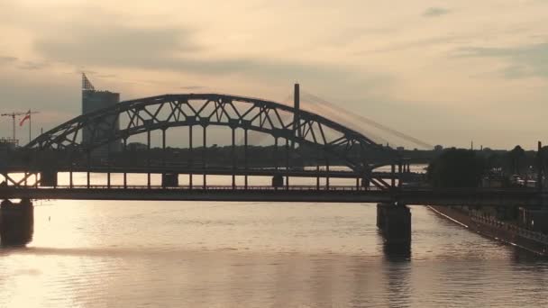 拉脱维亚里加的夏日落日 日落时的拉脱维亚首都里加的空中景观 城市中美丽的建筑 桥梁和交通工具 — 图库视频影像