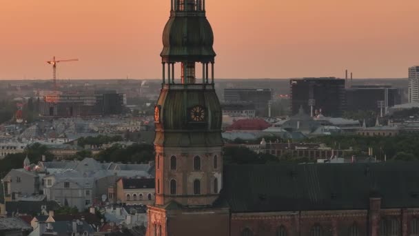 Θερινό Ηλιοβασίλεμα Στη Ρίγα Της Λετονίας Αεροφωτογραφία Της Ρίγας Της — Αρχείο Βίντεο