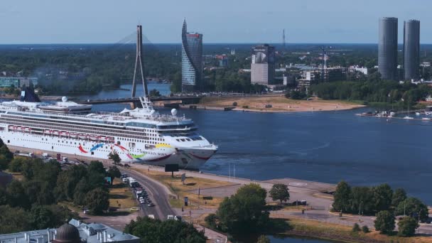 Riesiges Kreuzfahrtschiff Norwegian Dawn Legte Zentrum Von Riga Lettland Luftaufnahme — Stockvideo