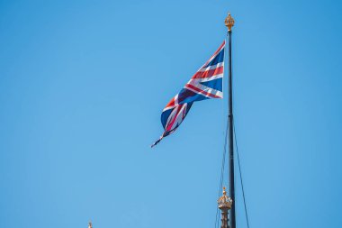 Güneşli bir günde Londra, İngiltere 'deki Parlamento Binası' nda Büyük Ben 'in önünde tek sendikalı bayrak sallıyor.