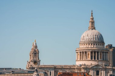 Londralılar gün batımından sonra St.Pauls Katedrali ile Millennium Köprüsü 'nden geçiyorlar - Londra, İngiltere