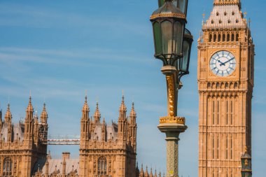 Big Ben, Londra'da Thames Nehri üzerindeki Westminster Köprüsü, Birleşik Krallık. İngilizce sembolü. Güzel kabarık bulutlar, güneşli bir gün