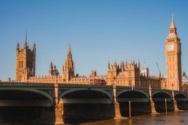 Big Ben, Londra'da Thames Nehri üzerindeki Westminster Köprüsü, Birleşik Krallık. İngilizce sembolü. Güzel kabarık bulutlar, güneşli bir gün