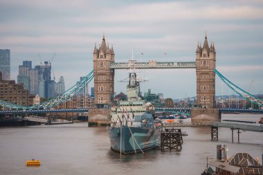 Londong 'u Thames Nehri' ndeki Southwark 'a bağlayan İkonik Kule Köprüsü. HMS Belfast 'ın yakın görüntüsü