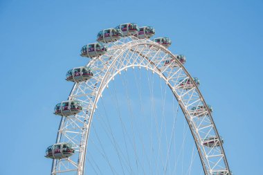 Thames Nehri üzerindeki Londra Gözü. Avrupa 'nın en yüksek dönme dolap ve İngiltere' nin en popüler turistik merkezidir.