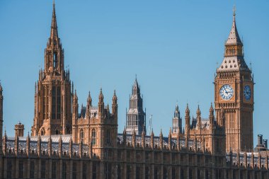 Big Ben, Londra'da Thames Nehri üzerindeki Westminster Köprüsü, Birleşik Krallık. İngilizce sembolü. Güzel kabarık bulutlar, güneşli bir gün