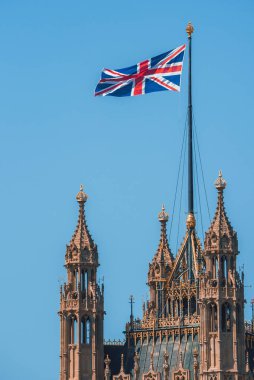 Güneşli bir günde Londra, İngiltere 'deki Parlamento Binası' nda Büyük Ben 'in önünde tek sendikalı bayrak sallıyor.