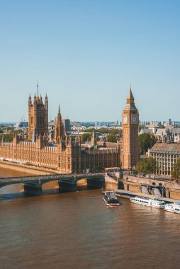 Big Ben, Londra'da Thames Nehri üzerindeki Westminster Köprüsü, Birleşik Krallık. İngilizce sembolü. Güzel kabarık bulutlar, güneşli bir gün